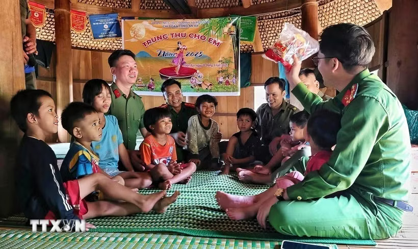 Lực lượng Công an tổ chức các hoạt động vui Tết Trung thu cho trẻ em tại làng Aur (xã biên giới A Vương, thành phố Đà Nẵng). (Ảnh: TTXVN phát)