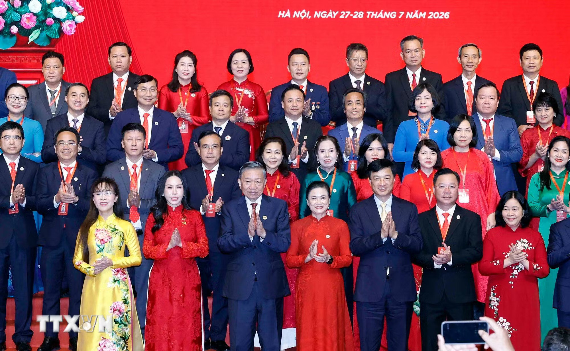 Tổng Bí thư, Chủ tịch nước Tô Lâm và các đại biểu chụp ảnh chung với Ban Chấp hành Hội Chữ thập Đỏ Việt Nam khóa XII. Ảnh- Thống Nhất:TTXVN 