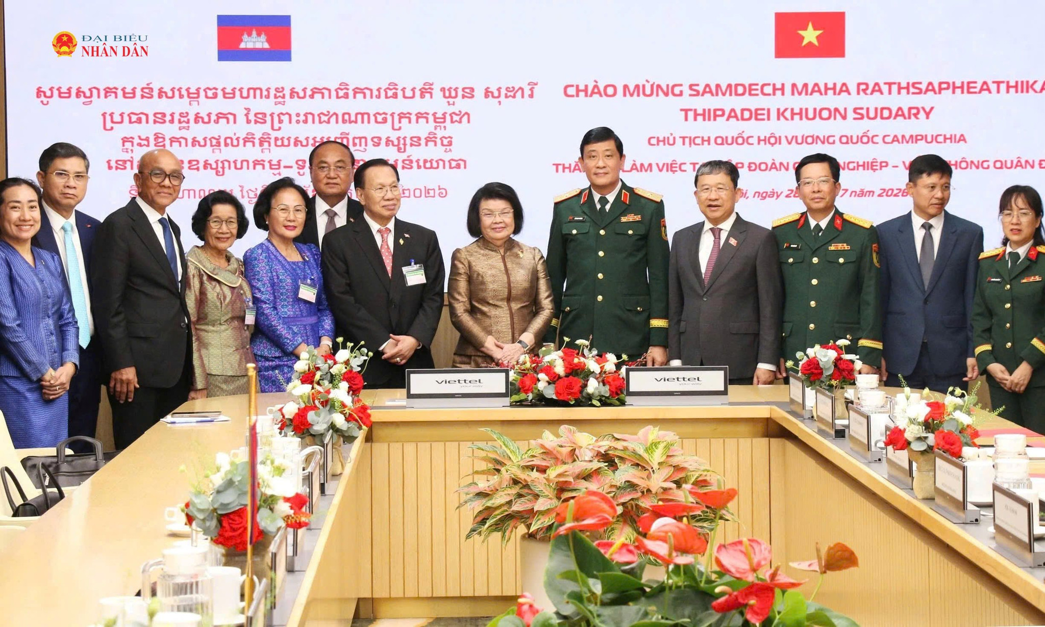 Các đại biểu chụp ảnh lưu niệm