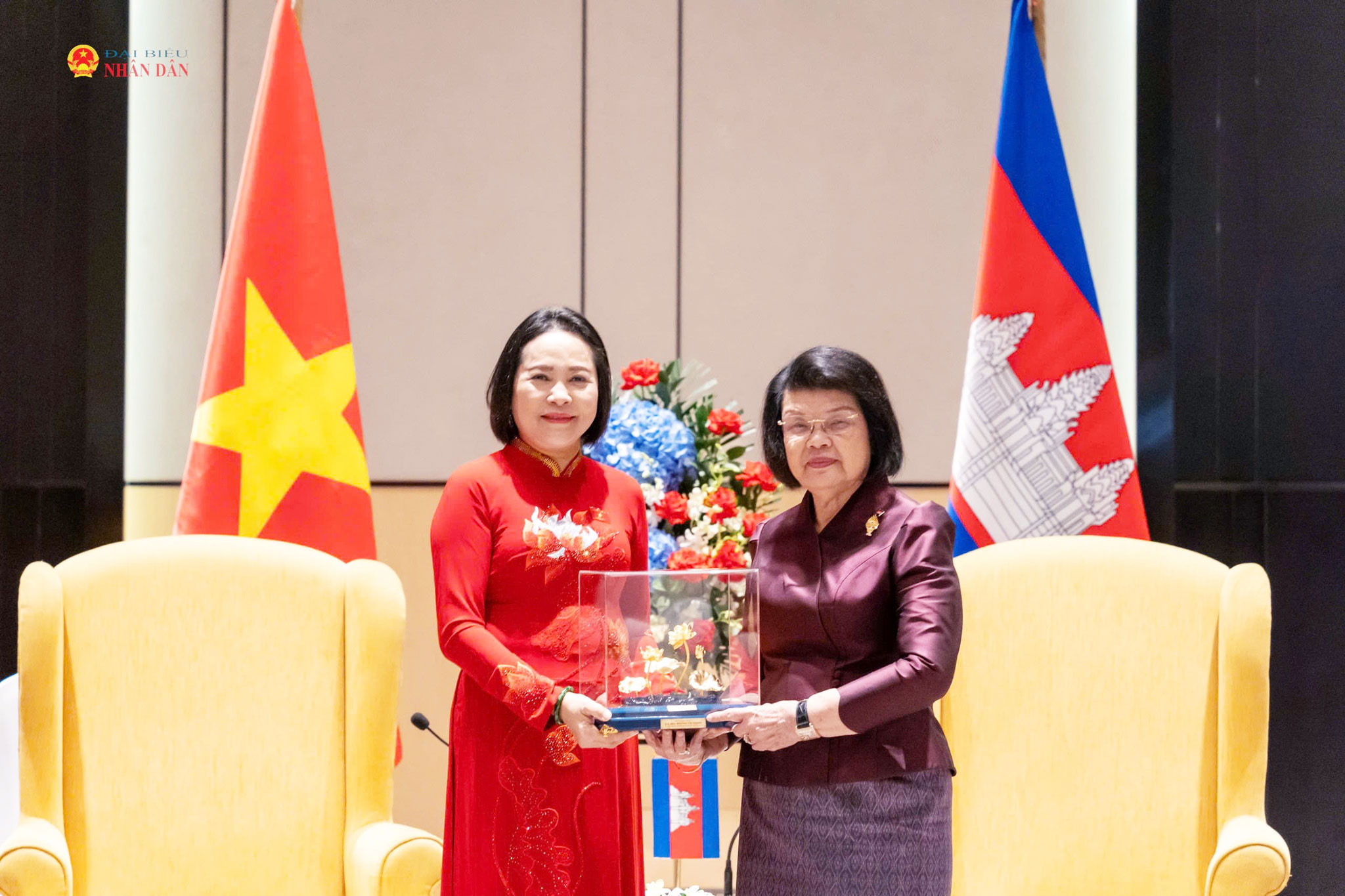 Phó Chủ tịch Quốc hội Nguyễn Thị Thanh tặng quà lưu niệm cho Chủ tịch Quốc hội Vương quốc Campuchia Samdech Khuon Sudary.