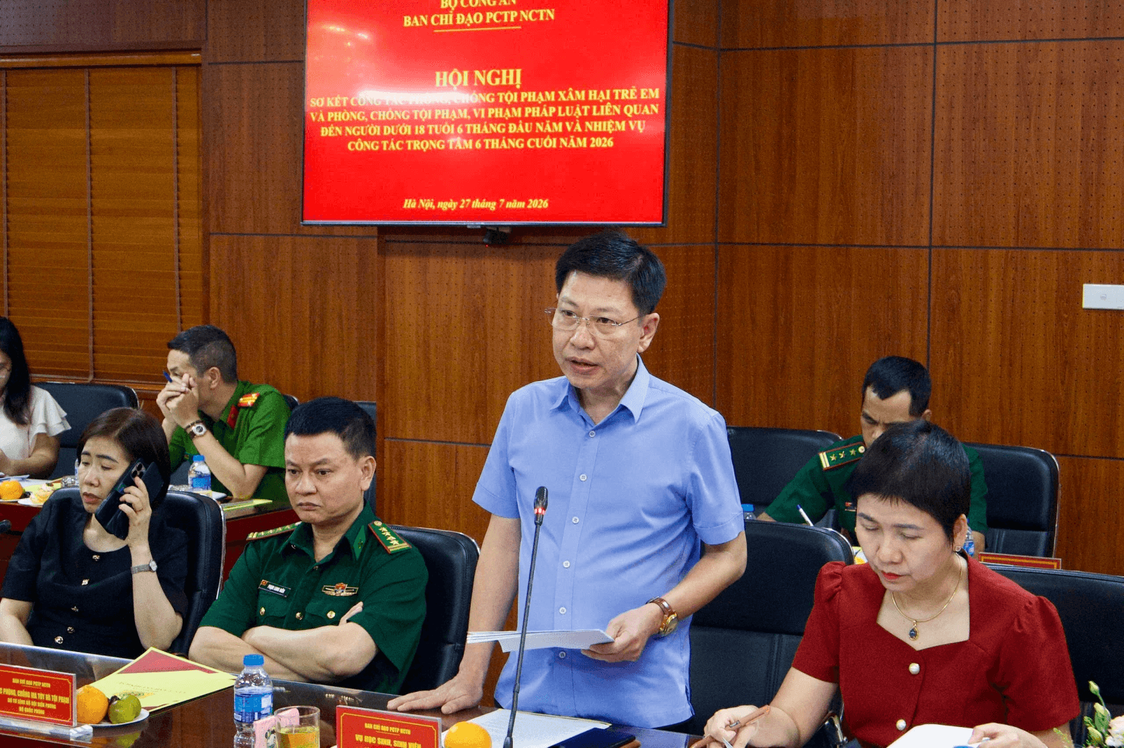 Phó Vụ trưởng Vụ Học sinh, sinh viên Nguyễn Xuân An Việt trình bày tham luận về công tác phối hợp liên ngành trong bảo đảm an toàn trường học, phòng chống bạo lực học đường. Nguồn: Bộ GDĐT