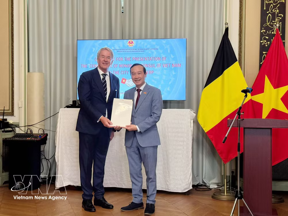 Vietnamese Ambassador to Belgium Nguyen Van Thao presents the appointment decision for the Honorary Consul of Vietnam in Antwerp to Philip Yvonne J. Van Gestel on June 25, 2026. (Photo: VNA). vnanet-vietnams-honorary-consuls-2.jpg