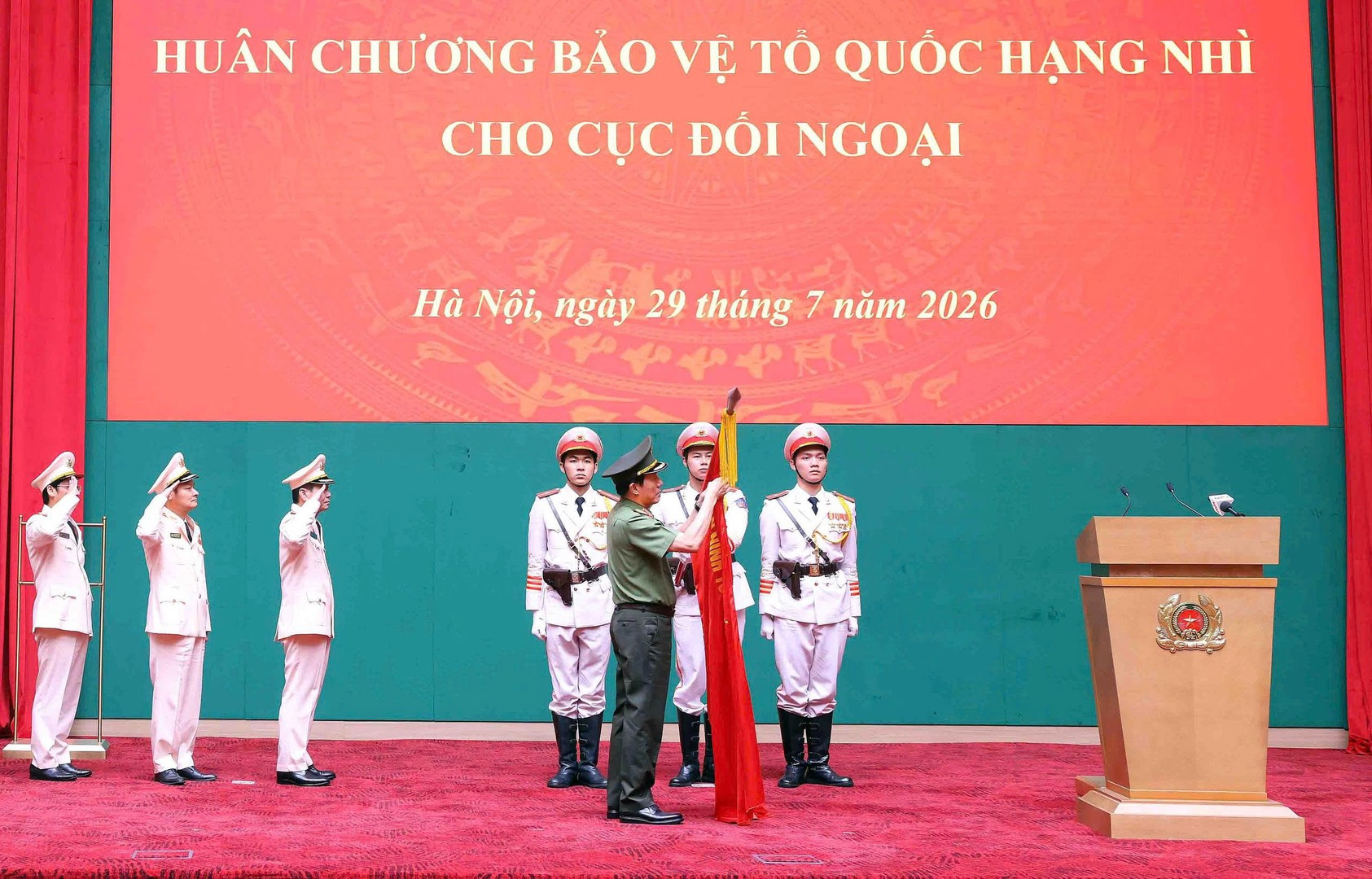 bocongan.gov.vn-media-bca-media-_library-20260729161355-edcfed6e-bb59-4f82-a281-074b25dc4438-1-trao-hc.jpg