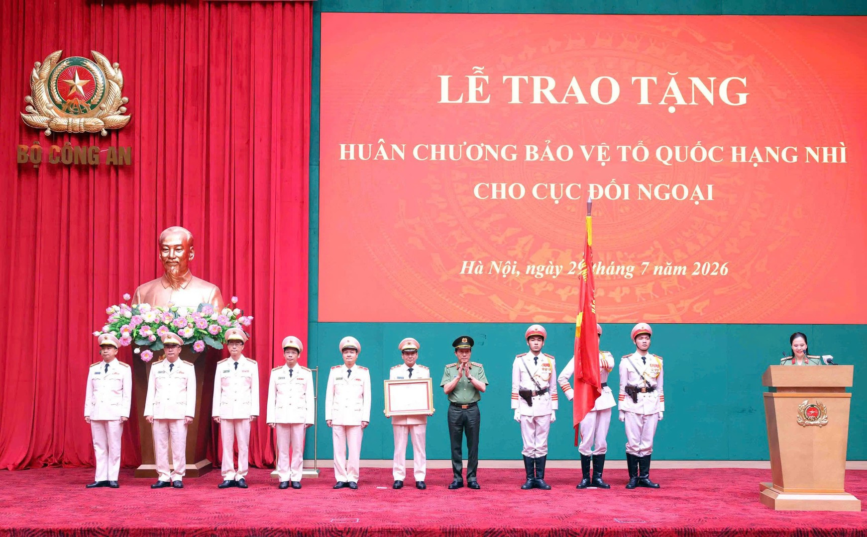 bocongan.gov.vn-media-bca-media-_library-20260729161355-fa8a540e-656c-4b3c-b14d-8c902f282985-1-trao-hc-2.jpg