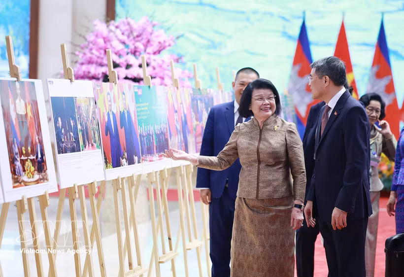 Prime Minister Le Minh Hung and Cambodian National Assembly President Samdech Khuon Sudary view a photo exhibition on Vietnam–Cambodia cooperation. (Photo: VNA)