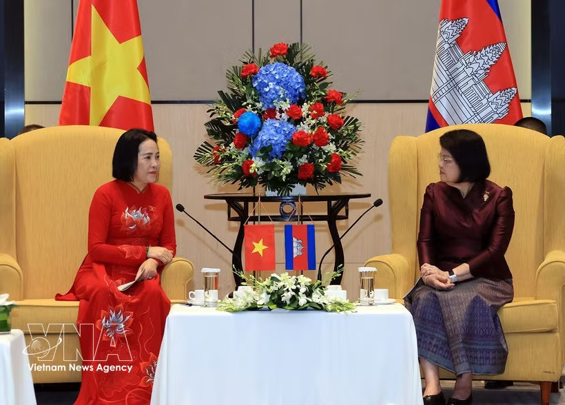 Cambodian National Assembly President Samdech Khuon Sudary (R) and Vietnamese National Assembly Vice Chairwoman and President of the Vietnam–Cambodia Friendship Association Nguyen Thi Thanh. (Photo: VNA)
