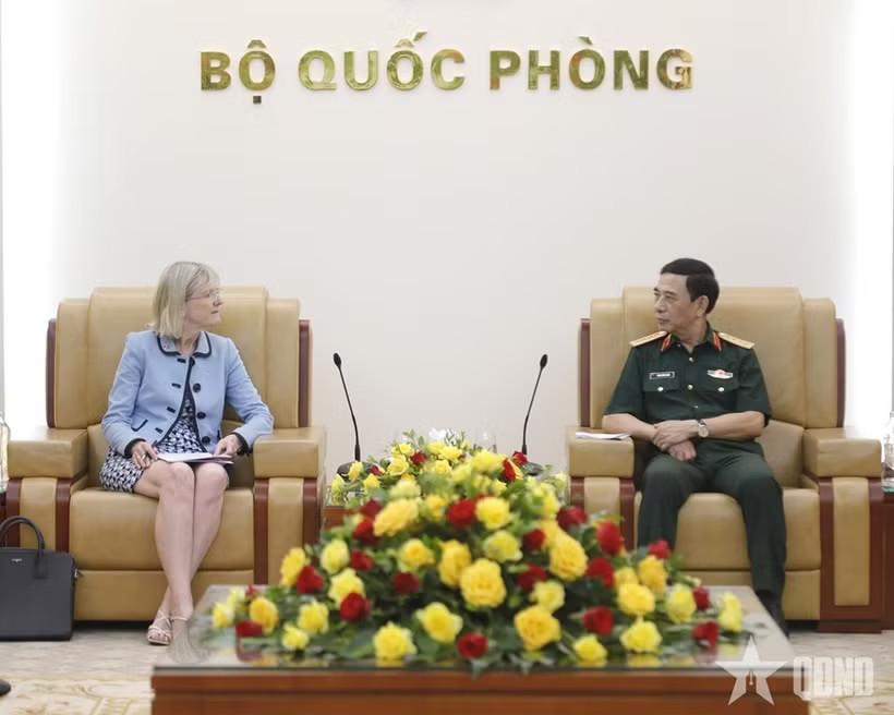 Deputy Prime Minister and Minister of National Defence General Phan Van Giang (R) and Australian Ambassador to Vietnam Gillian Bird at their meeting in Hanoi on July 29, 2026. (Photo: VNA)