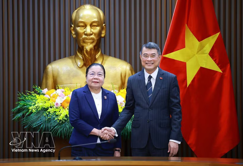 Prime Minister Le Minh Hung (R) and Sisay Leudetmounsone, Politburo member, Secretary of the Central Committee of the Lao People's Revolutionary Party (LPRP) and head of its Organisation Commission, in Hanoi on July 29, 2026. (Photo: VNA)