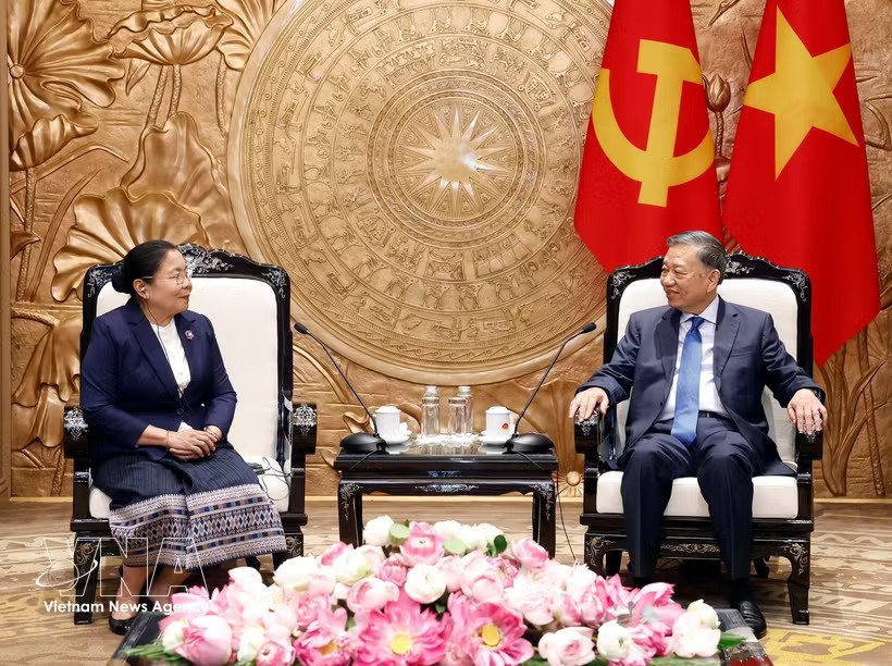 Party General Secretary and State President To Lam (R) and Sisay Leudetmounsone, Politburo member, Secretary of the LPRP Central Committee and Head of its Organisation Commission, in Hanoi on July 29, 2026. (Photo: VNA)