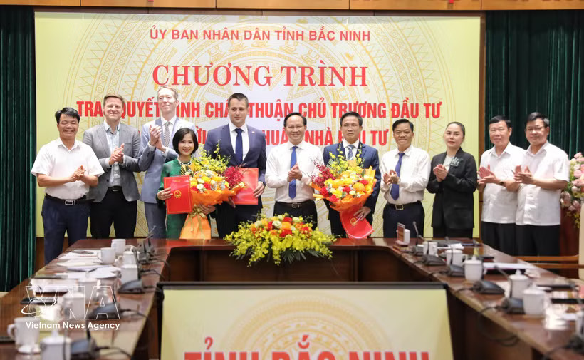 The People's Committee of Bac Ninh province hands over investment policy approval decisions, along with investor approvals, for SD Son Dong Wind Power Plant and the Bac Giang 2 Wind Power Plant projects. (Photo: VNA)