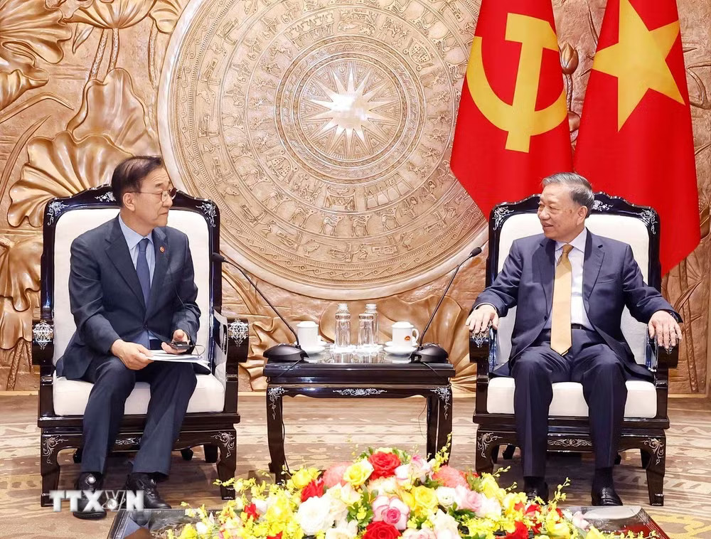 db114d76f6dea454bfe-_ttxvn-tong-bi-thu-chu-tich-nuoc-to-lam-tiep-bo-truong-dat-dai-co-so-ha-tang-giao-thong-han-quoc2.jpg.avif