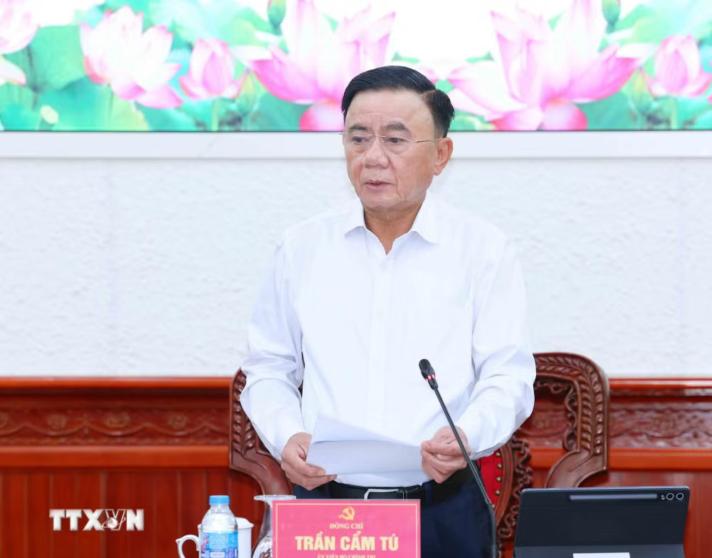 ttxvn-thuong-truc-ban-bi-thu-tran-cam-tu-lam-viec-voi-ban-thuong-vu-dang-uy-bo-tu-phap-2.jpg