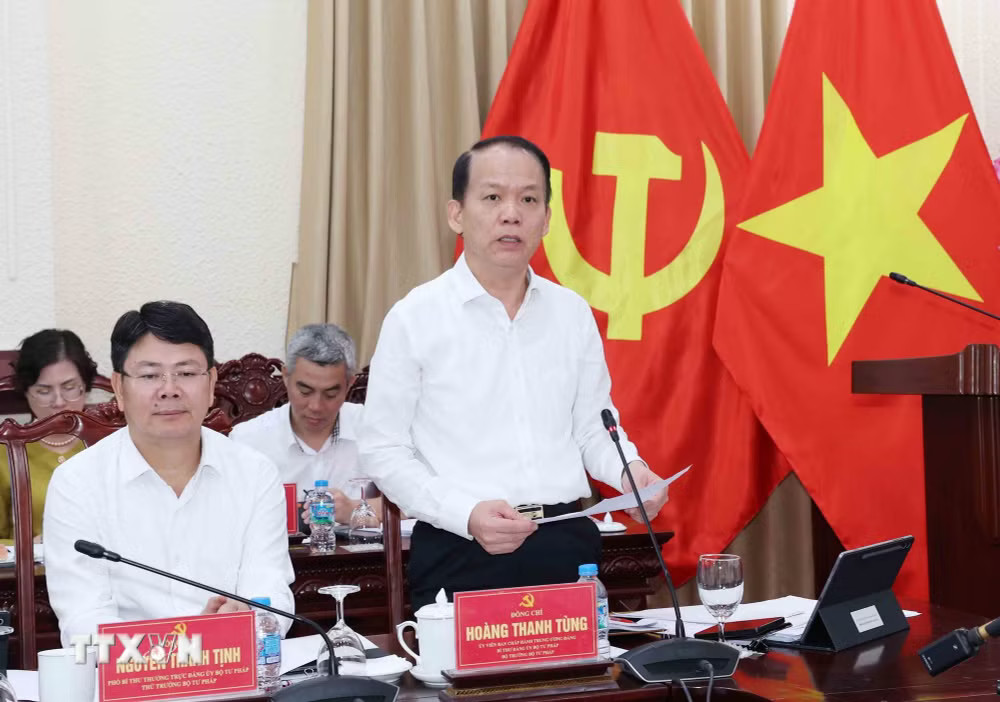 ttxvn-thuong-truc-ban-bi-thu-tran-cam-tu-lam-viec-voi-ban-thuong-vu-dang-uy-bo-tu-phap-4.jpg