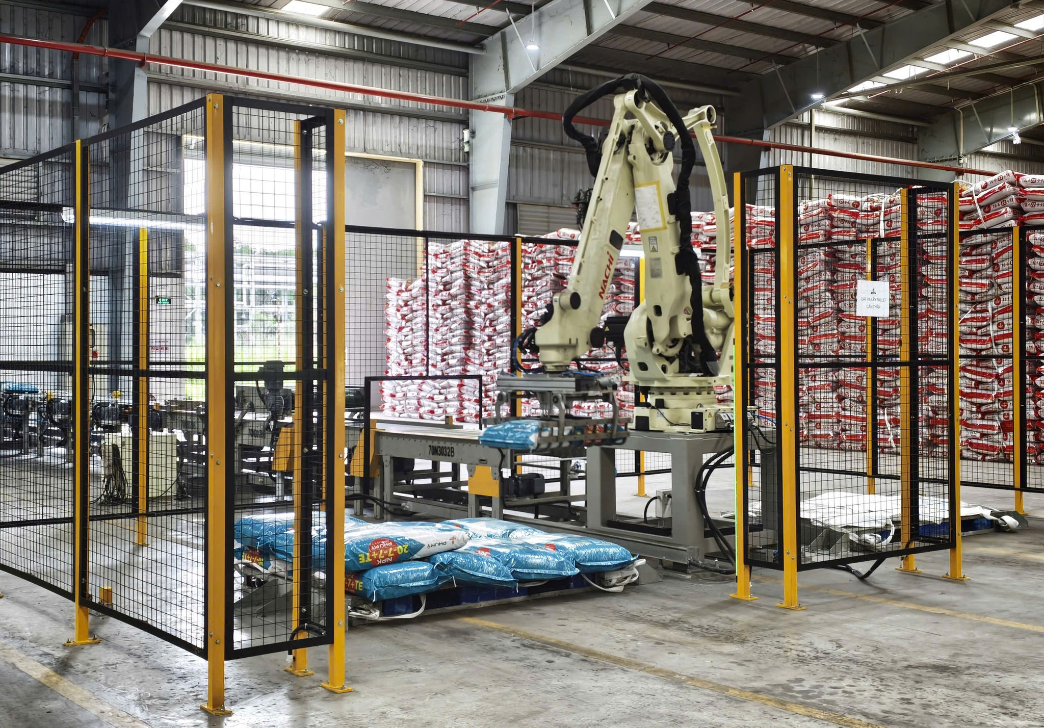 Hệ thống hiện đại, đồng bộ, khép kín với các hạng mục kết cấu, tuyến băng tải, robot cùng các thiết bị vận hành tự động hóa (2)