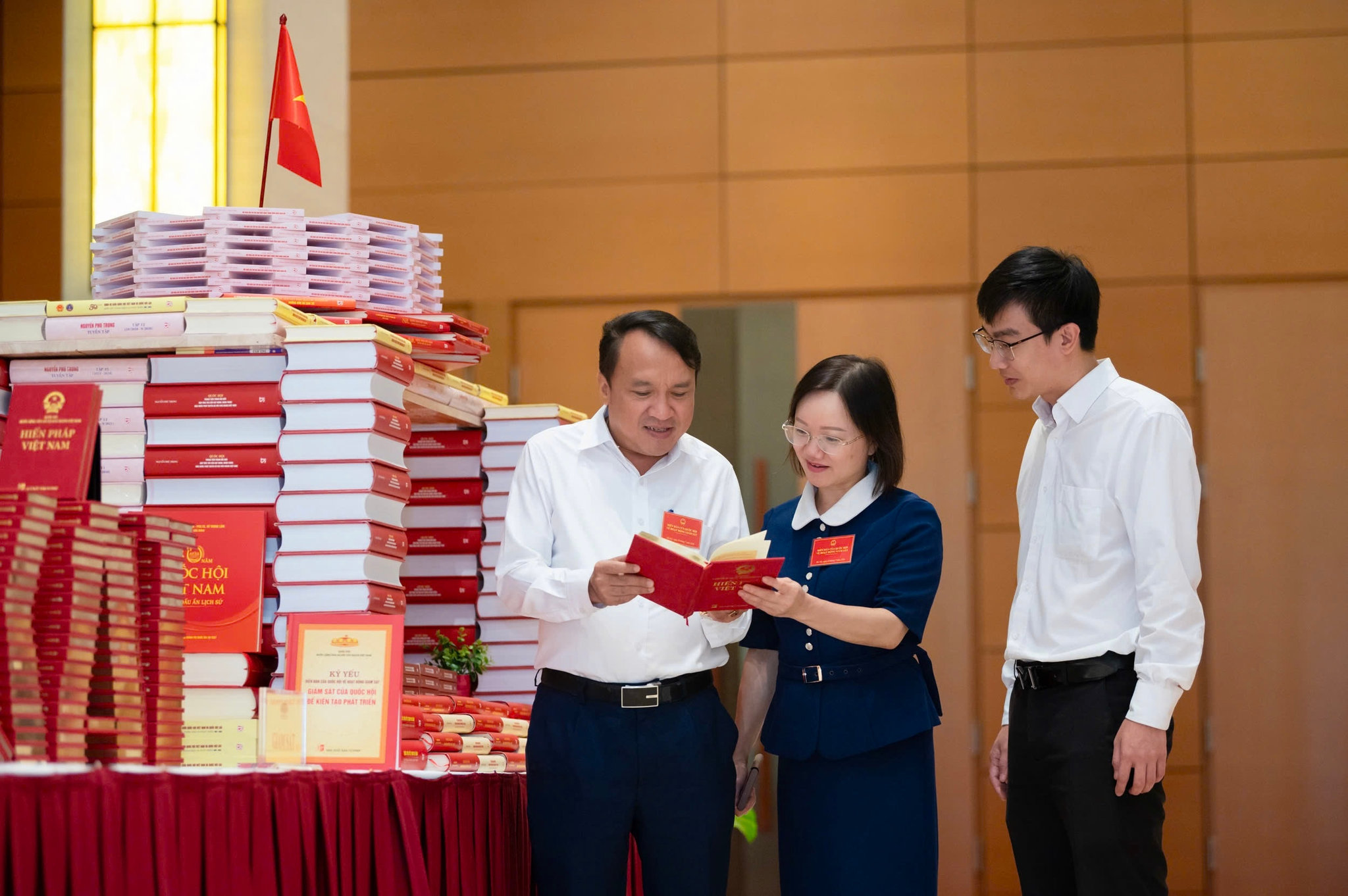 Các đại biểu Đoàn Nghệ An tham quan triển lãm bên lề Diễn đàn. Ảnh: Phạm Thắng