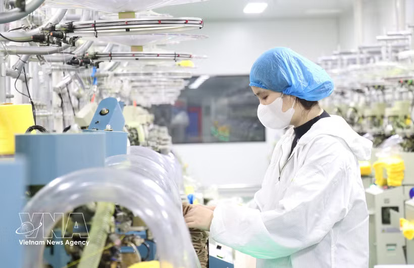 FDI enterprises are shifting to modern production models, applying technology, improving productivity, product quality, and increasing competitiveness in the international market. (Illustration photo: VNA)