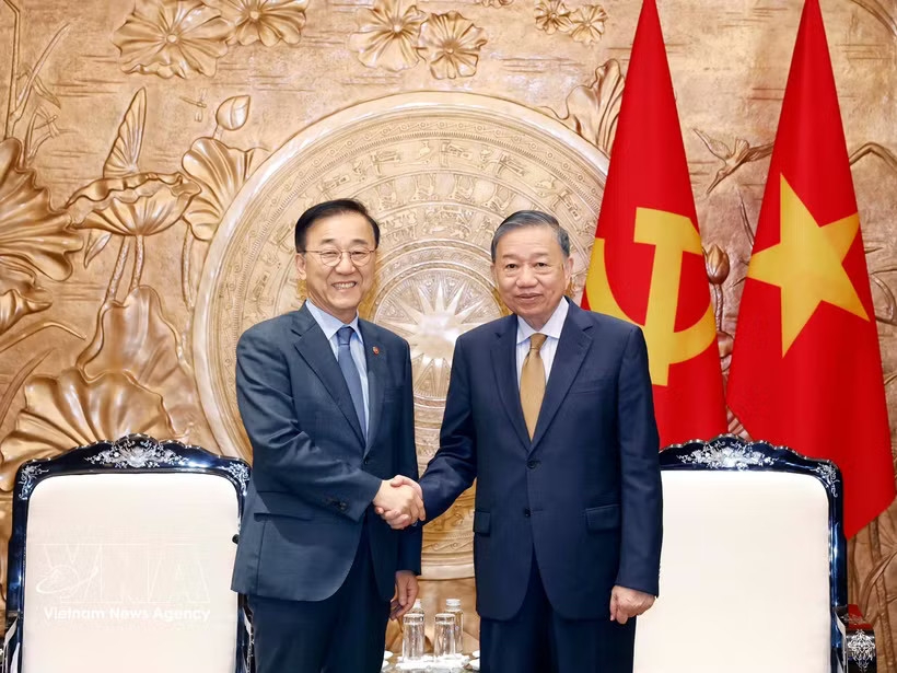 Party General Secretary and State President To Lam (right) and visiting Minister of Land, Infrastructure and Transport of the Republic of Korea (RoK) Kim Yun-duk. (Photo: VNA)