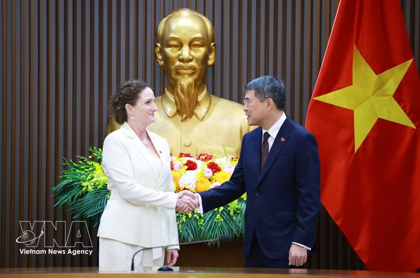 Prime Minister Le Minh Hung (right) receives New Zealand Ambassador to Vietnam Caroline Beresford at their meeting in Hanoi on July 30, 2026. (Photo: VNA)