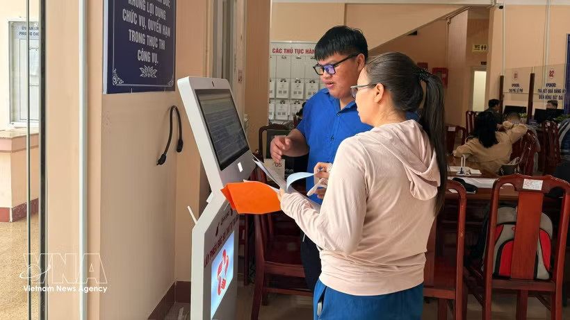 A youth union member in Chon Thanh ward, Dong Nai city, assist a local resident with administrative procedures. (Photo: VNA)