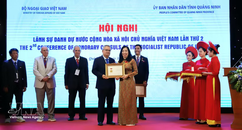 Deputy Minister of Foreign Affairs Le Thi Thu Hang (R) presents the “For the Cause of Vietnam’s Diplomacy” insignia and the Minister of Foreign Affairs’ certificates of merit to outstanding honorary consuls at the conference in Quang Ninh province on July 30. (Photo: VNA)