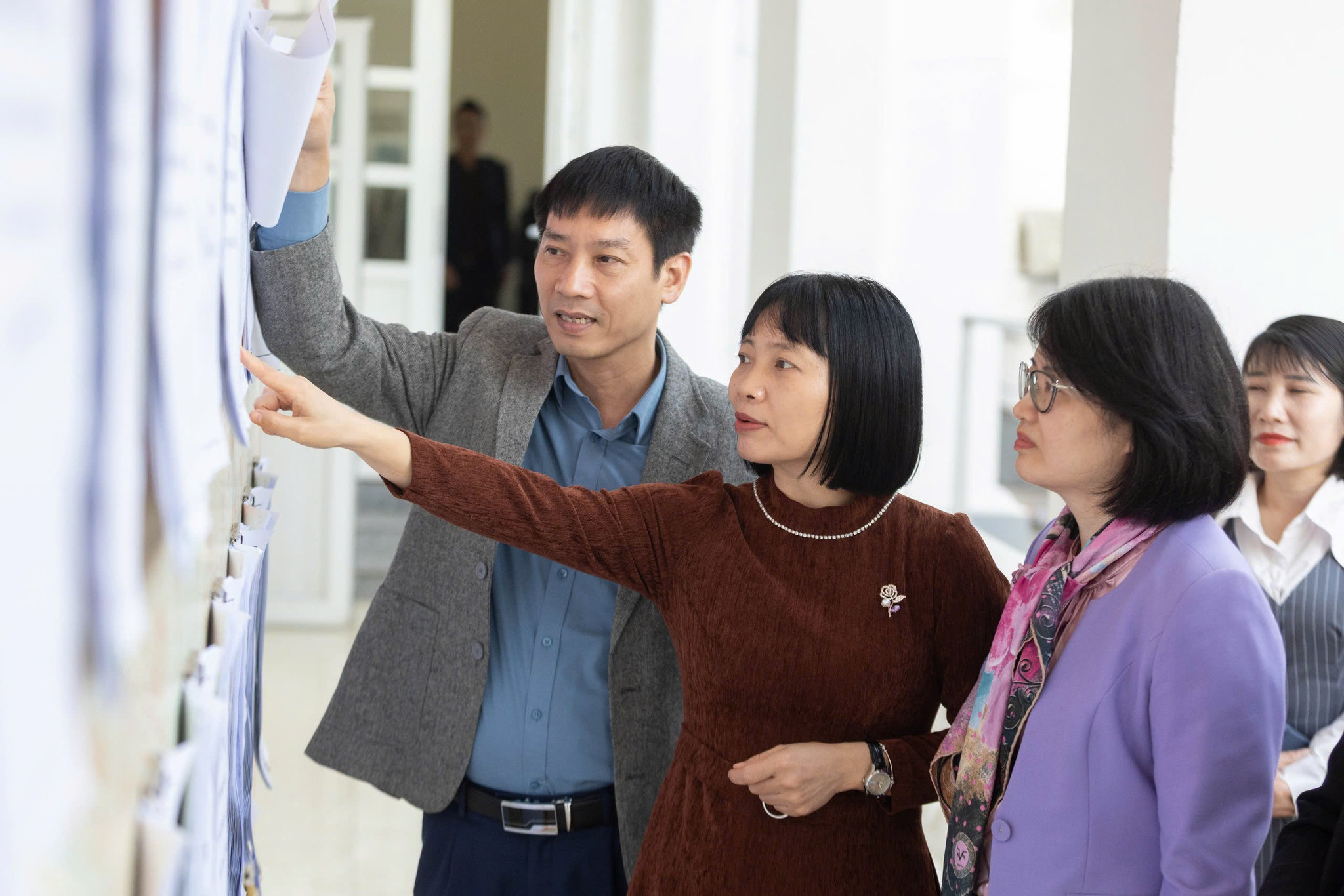 Nguyễn Thị Việt Nga giám sát về công tác bầu cử tại phường Tân Hưng, thành phố Hải Phòng