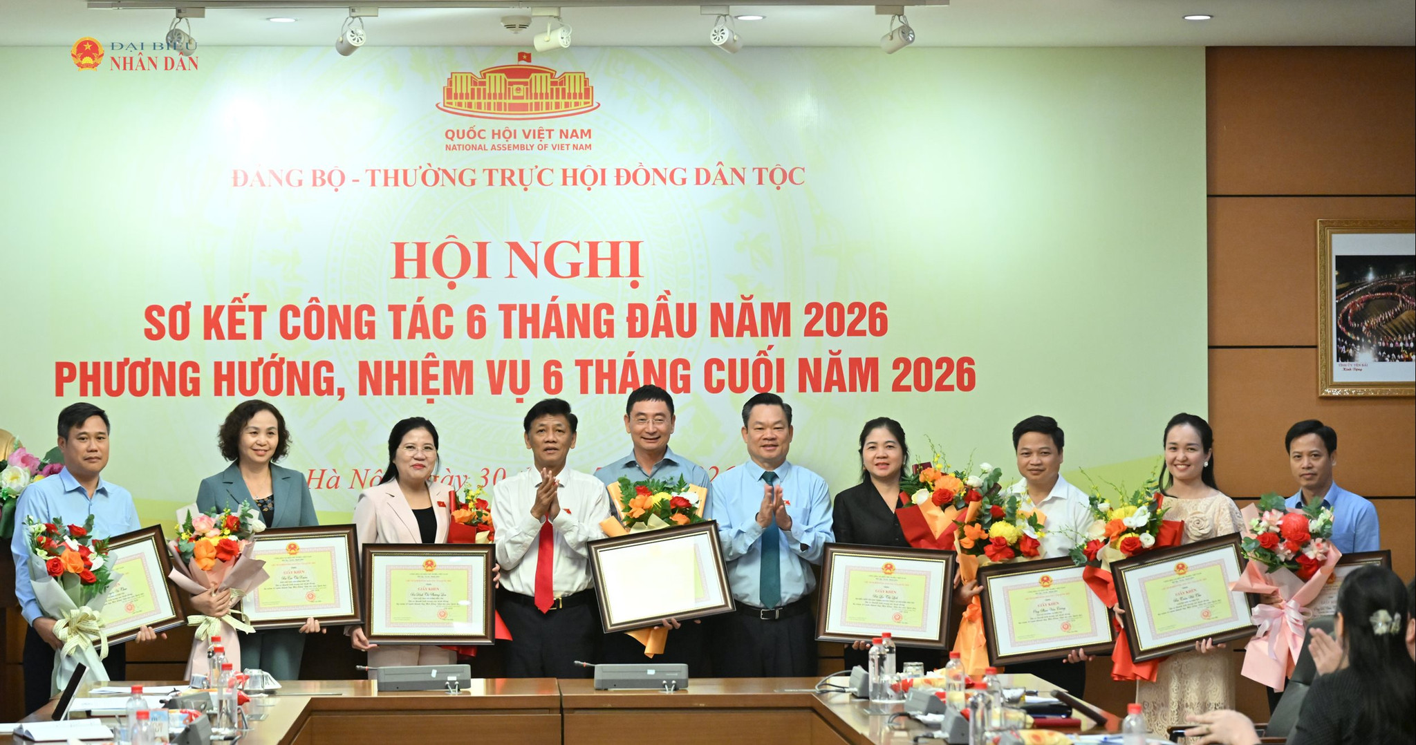 Trao tặng giấy khen của Chủ tịch Hội đồng Dân tộc cho các tập thể và cá nhân