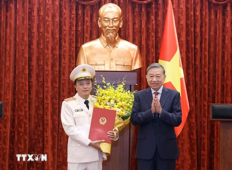 bi-thu-chu-tich-nuoc-to-lam-trao-quyet-dinh-thang-quan-ham-thuong-tuong-cho-si-quan-cong-an-nhan-dan-viet-nam-8925972-2.jpg.avif