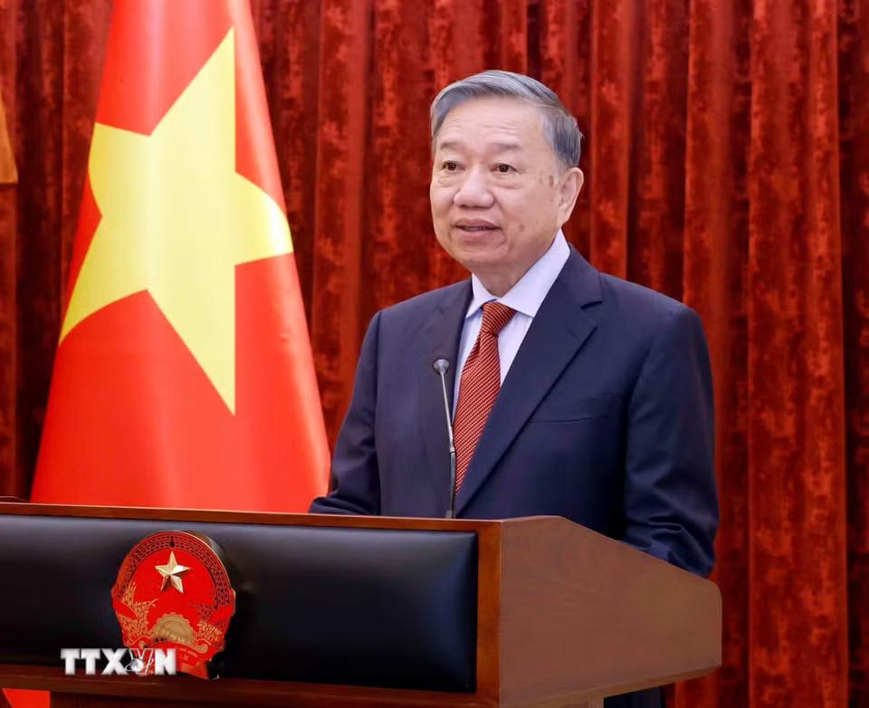 bi-thu-chu-tich-nuoc-to-lam-trao-quyet-dinh-thang-quan-ham-thuong-tuong-cho-si-quan-cong-an-nhan-dan-viet-nam-8925972-4.jpg.avif