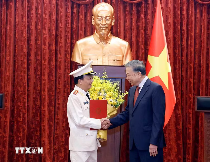 Tổng Bí thư, Chủ tịch nước Tô Lâm,trao Quyết định thăng Quân hàm từ Trung tướng lên Thượng tướng đối với đồng chí Đặng Hồng Đức, Thứ trưởng Bộ Công an. (Ảnh: Thống Nhất/TTXVN)