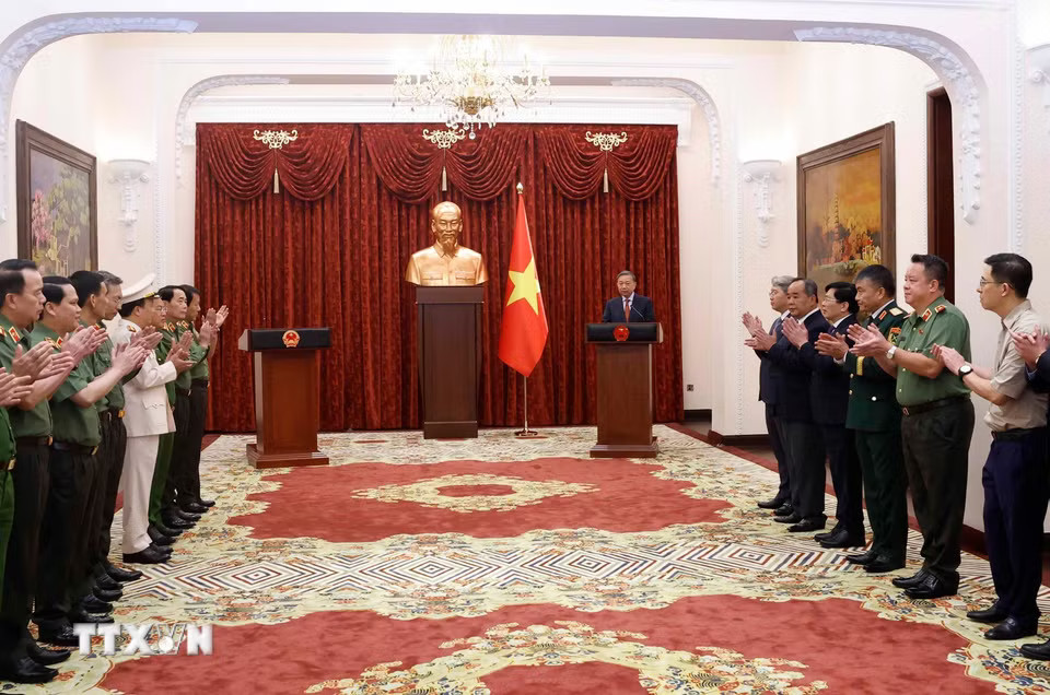 bi-thu-chu-tich-nuoc-to-lam-trao-quyet-dinh-thang-quan-ham-thuong-tuong-cho-si-quan-cong-an-nhan-dan-viet-nam-8925972-6.jpg.avif