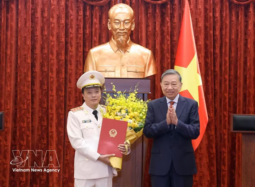 Party General Secretary and State President To Lam (R) presents the decision promoting Deputy Minister of Public Security Dang Hong Duc from the rank of Lieutenant General to Senior Lieutenant General. (Photo: VNA)