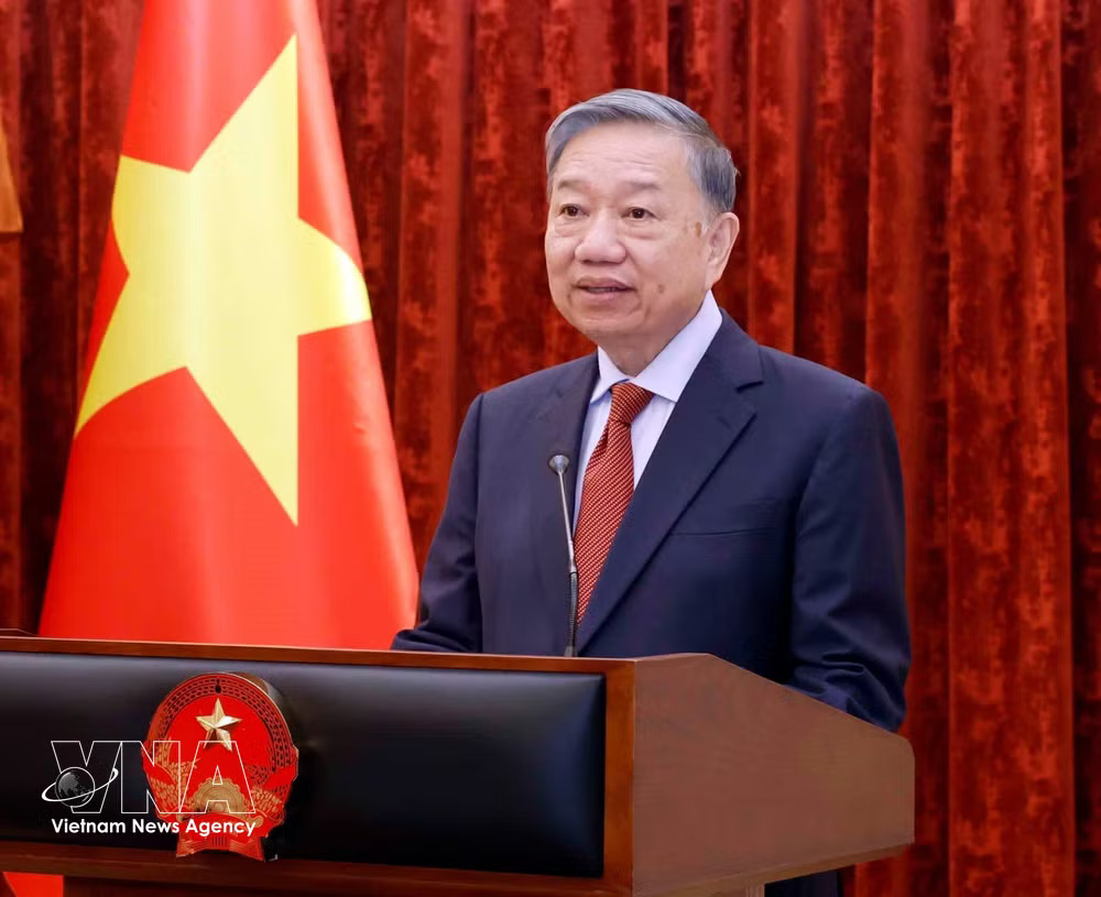 vnanet-potal-tong-bi-thu-chu-tich-nuoc-to-lam-trao-quyet-dinh-thang-quan-ham-thuong-tuong-cho-si-quan-cong-an-nhan-dan-viet-nam-8925980-1.jpg