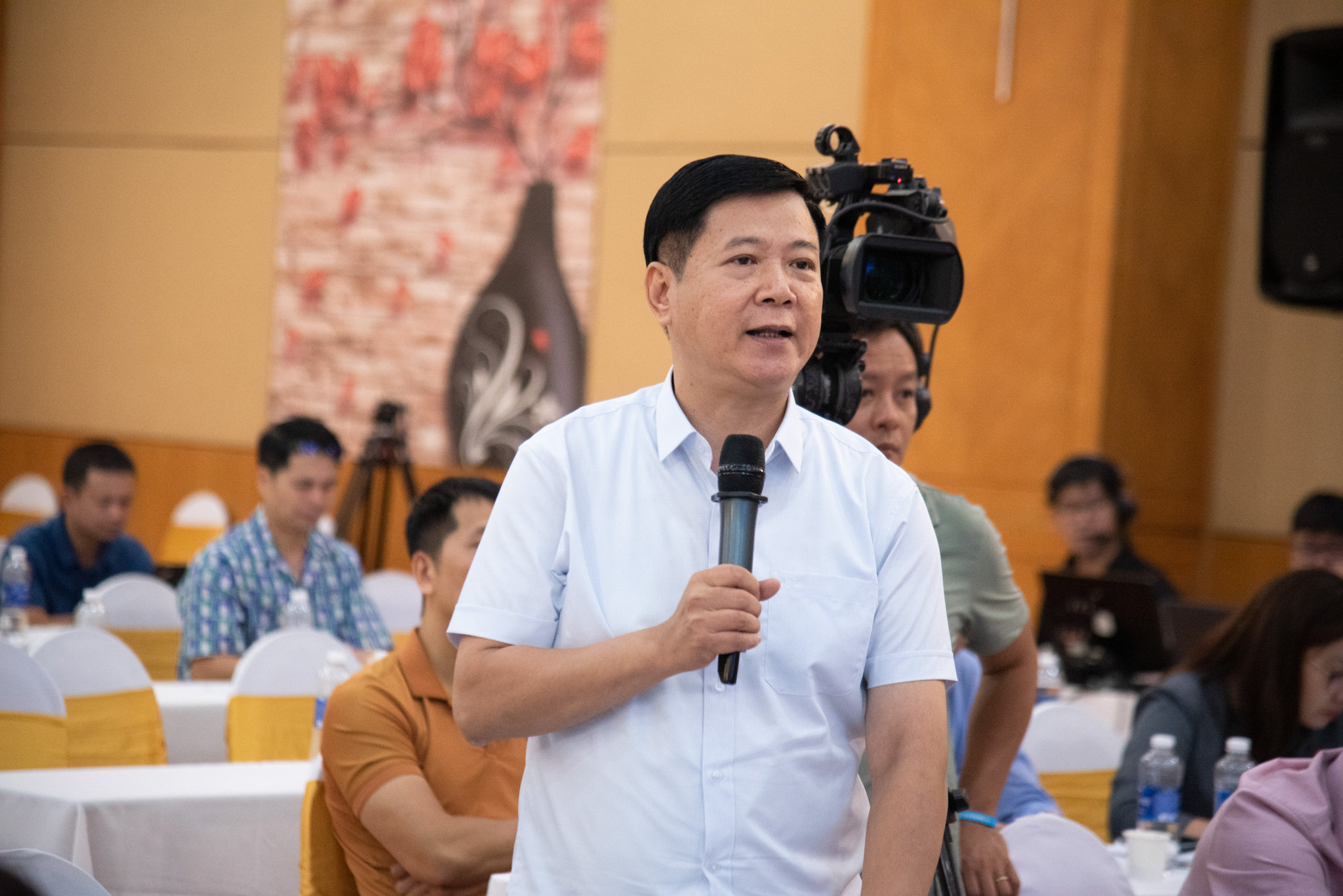 Các đại biểu đặt câu hỏi 