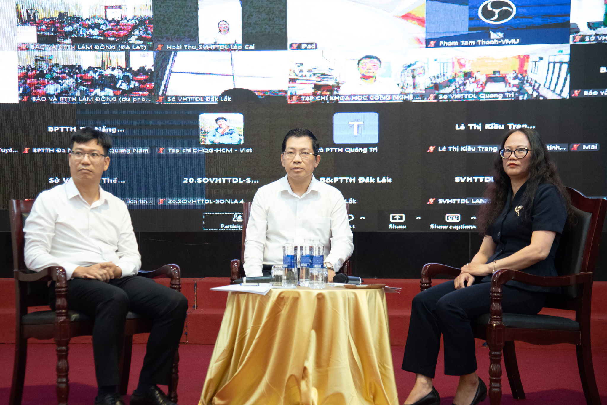Các đại biểu thảo luận