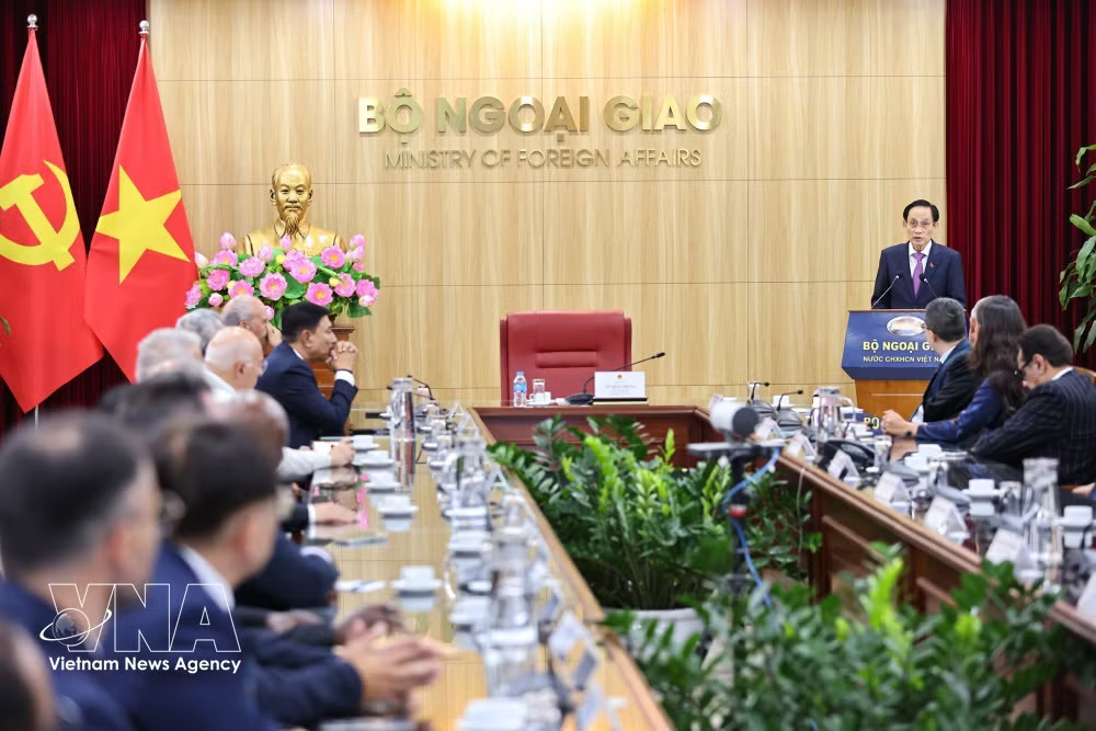 Minister of Foreign Affairs Le Hoai Trung addresses the reception (Photo: VNA) vnanet-potal-bo-truong-ngoai-giao-le-hoai-trung-gap-mat-doan-lanh-su-danh-du-viet-nam-o-nuoc-ngoai-8925701-1.jpg