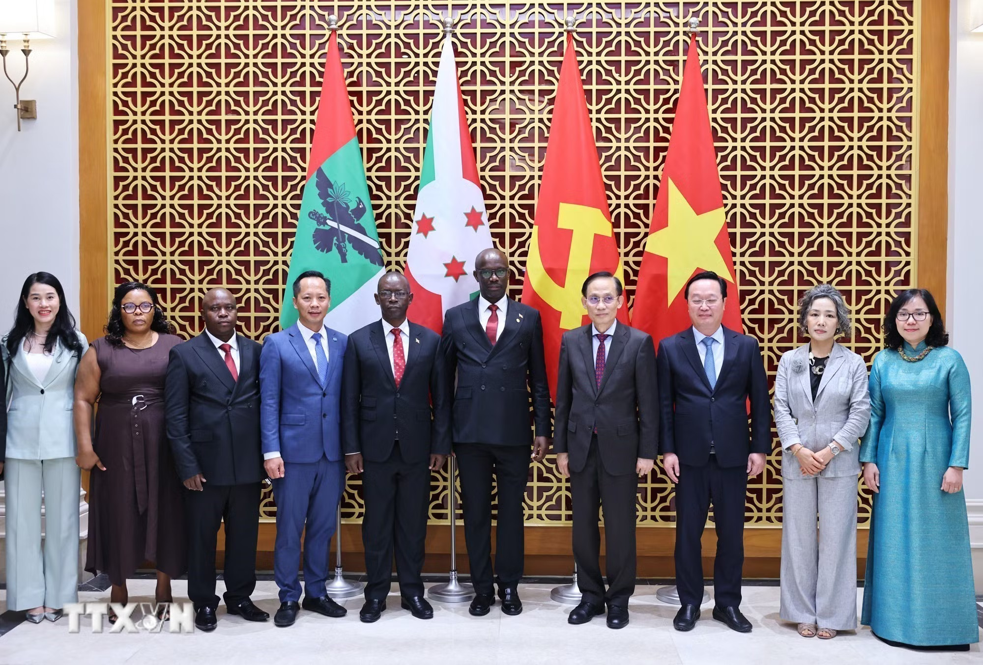 ttxvn-bo-truong-ngoai-giao-le-hoai-trung-hoi-dam-voi-tong-thu-ky-dang-cndd-fdd-burundi-8918663-2.jpg