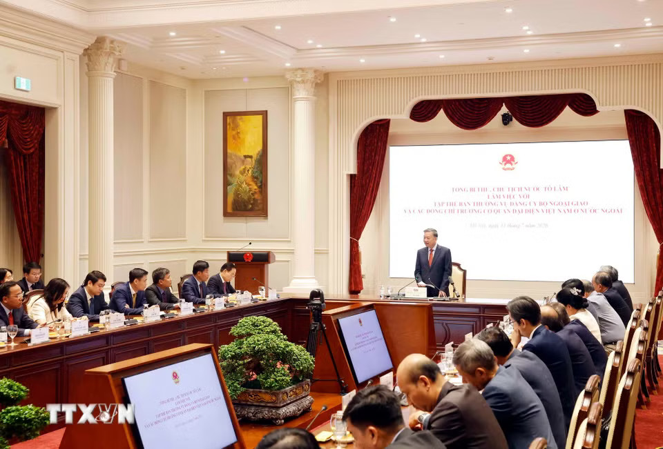 m-chu-tri-buoi-lam-viec-voi-tap-the-ban-thuong-vu-dang-uy-bo-ngoai-giao-va-cac-dong-chi-truong-doan-co-quan-d-8926079-1.jpg.avif