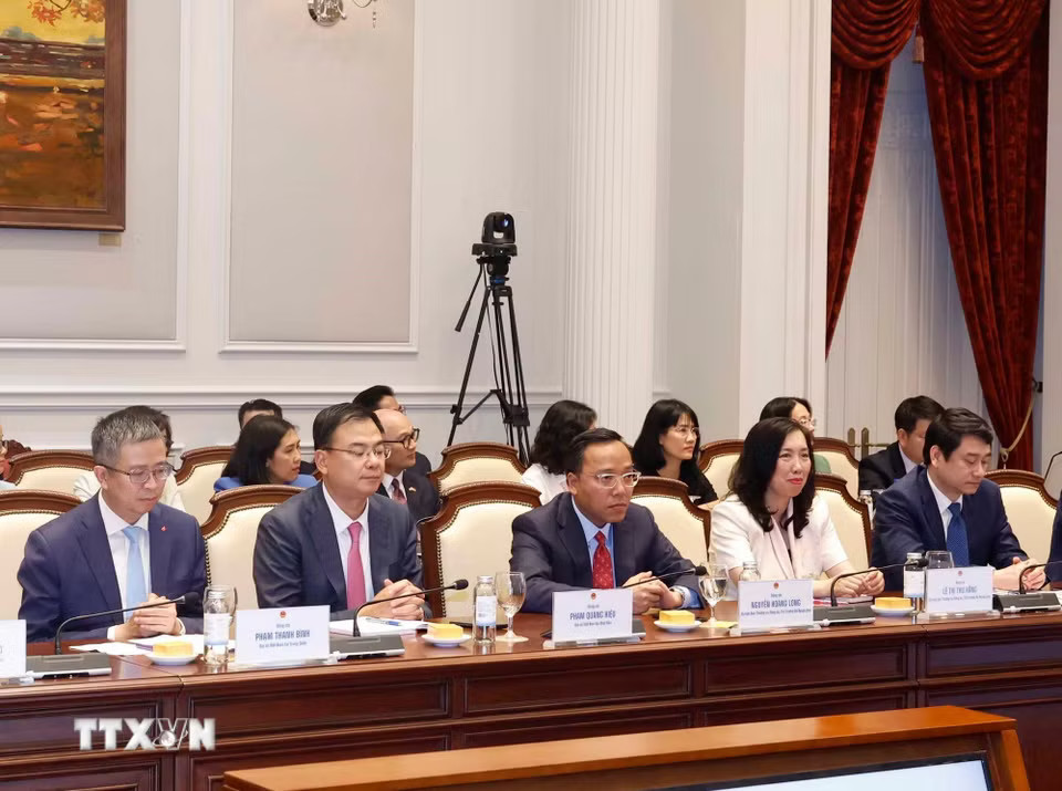 m-chu-tri-buoi-lam-viec-voi-tap-the-ban-thuong-vu-dang-uy-bo-ngoai-giao-va-cac-dong-chi-truong-doan-co-quan-d-8926079-5.jpg.avif