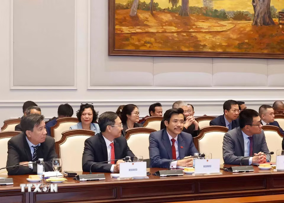 m-chu-tri-buoi-lam-viec-voi-tap-the-ban-thuong-vu-dang-uy-bo-ngoai-giao-va-cac-dong-chi-truong-doan-co-quan-d-8926079-7.jpg.avif