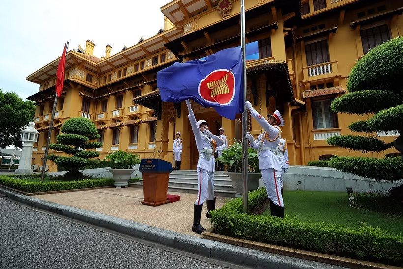 The ASEAN flag-hoisting ceremony takes place in Hanoi on July 31, 2026. (Photo published by VNA)