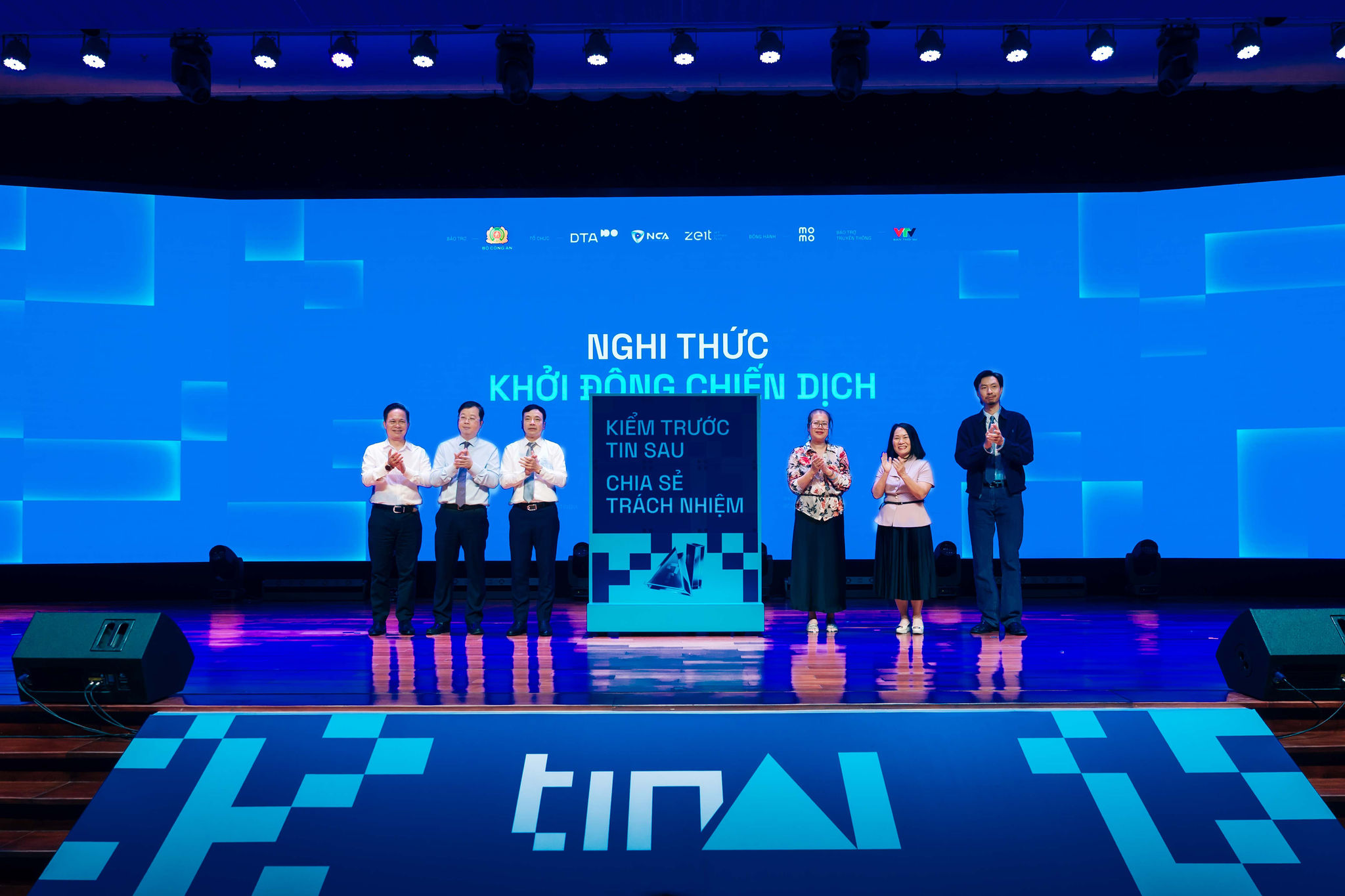 Ông Nguyễn Bá Diệp - Phó Chủ tịch cấp cao, Đồng sáng lập MoMo tại sự kiện Chiến dịch “TinAI?” (ngoài cùng bên trái)