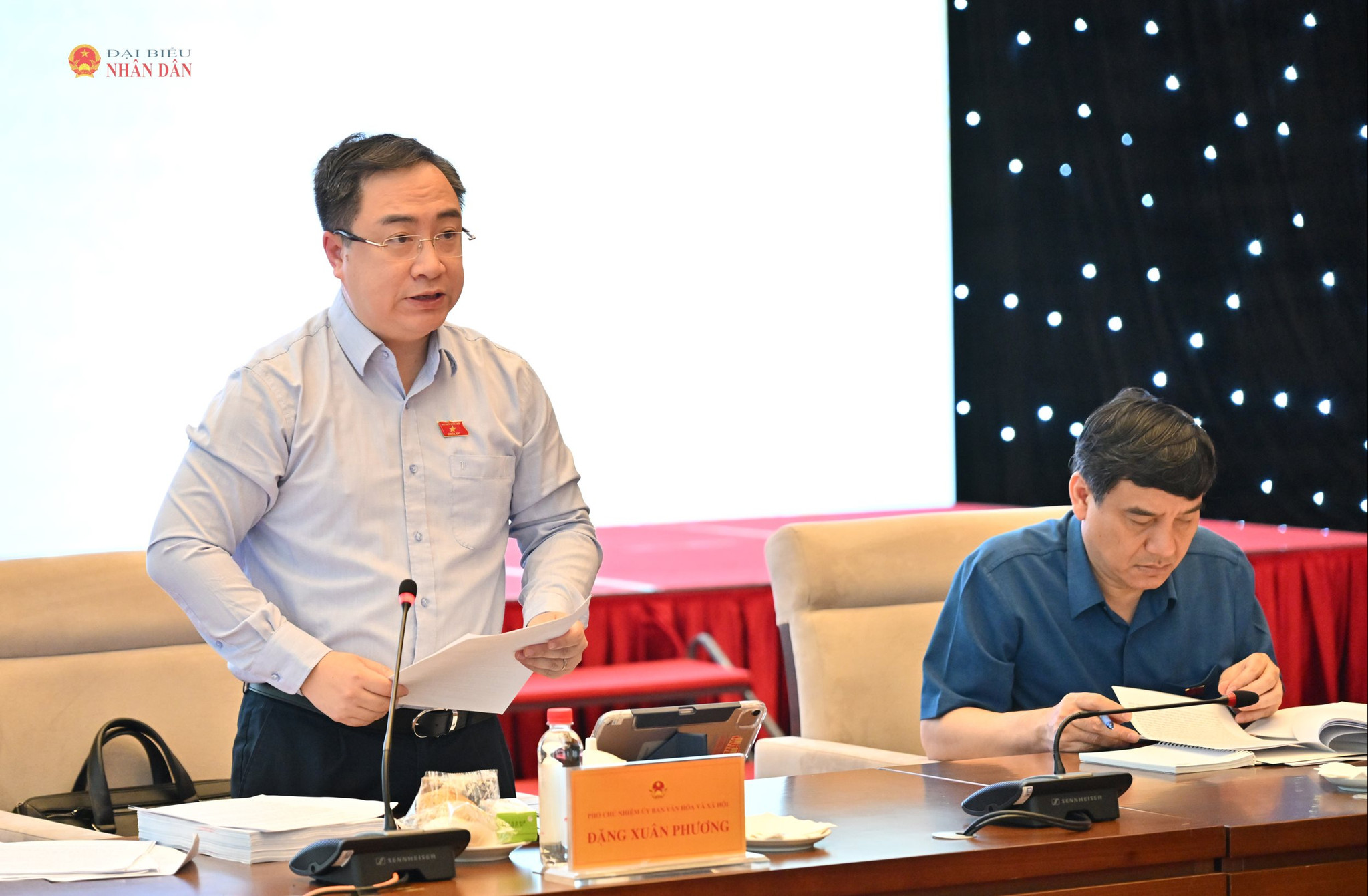 Phó Chủ nhiệm Ủy ban Văn hóa và Xã hội Đặng Xuân Phương trình bày dự thảo báo cáo thẩm tra