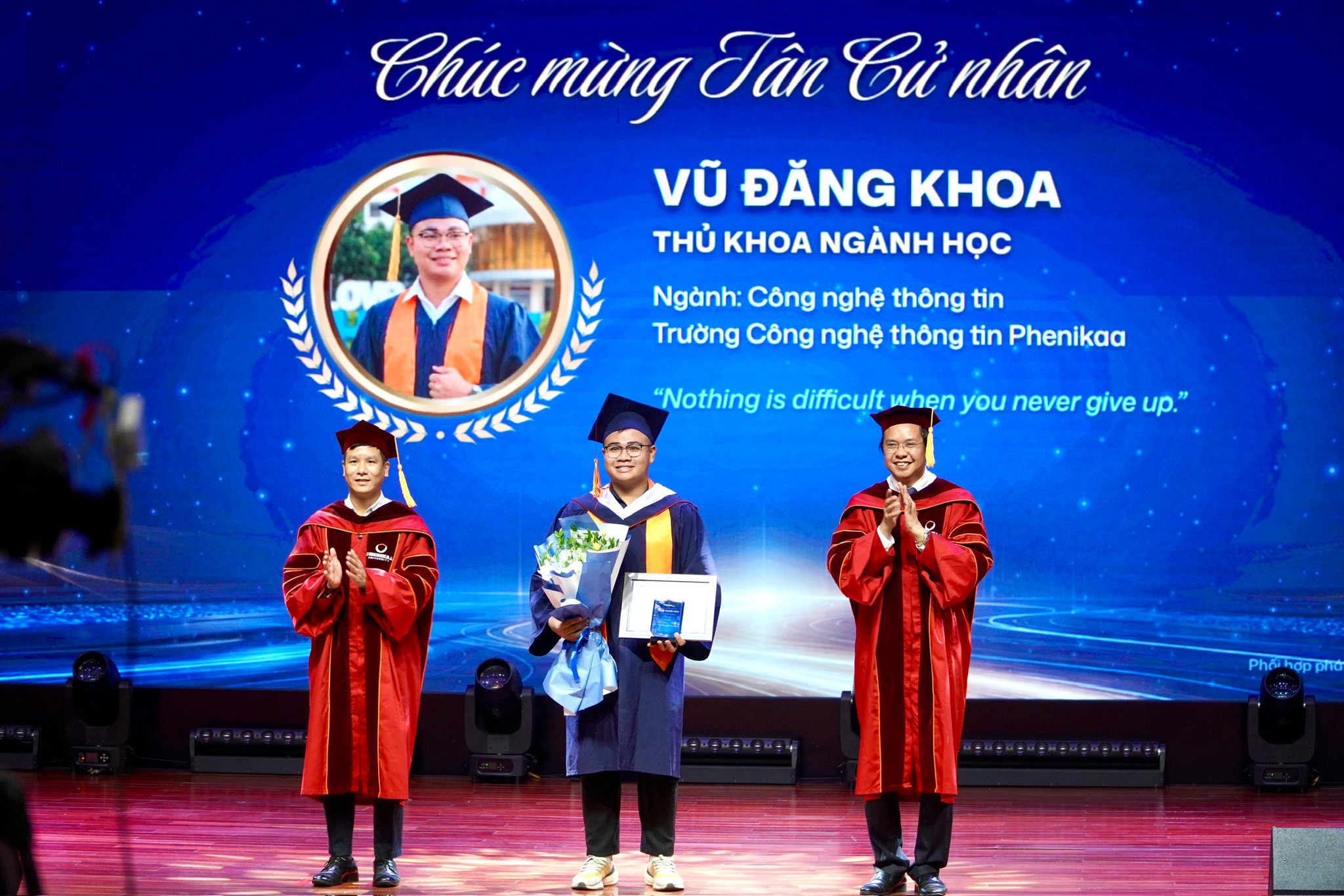 Ảnh nhận bằng tốt nghiệp