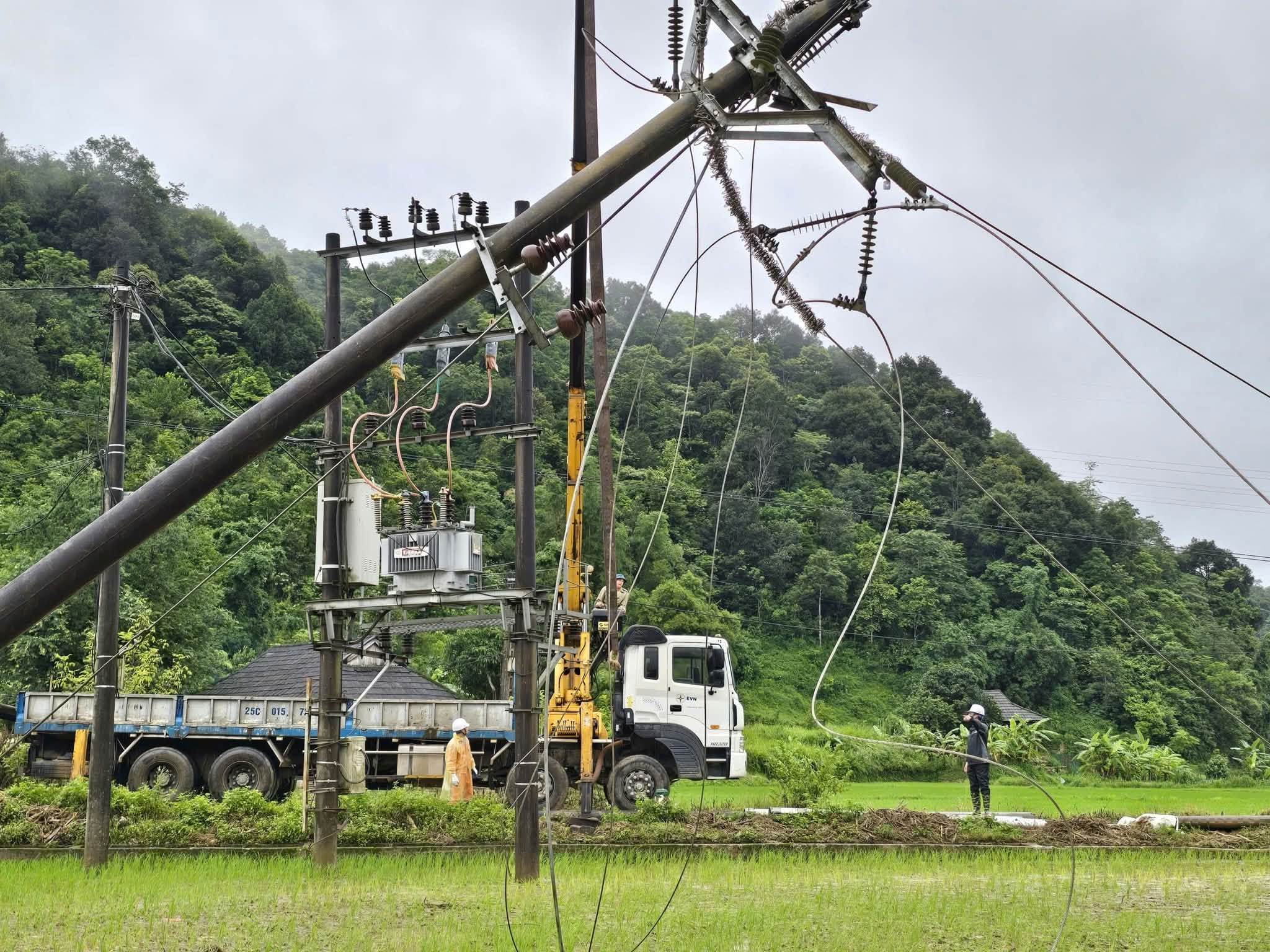 Cán bộ công nhân viên EVNNPC bám sát hiện trường, khắc phục sự cố lưới điện trong điều kiện thời tiết, địa hình phức tạp. Ảnh NPC