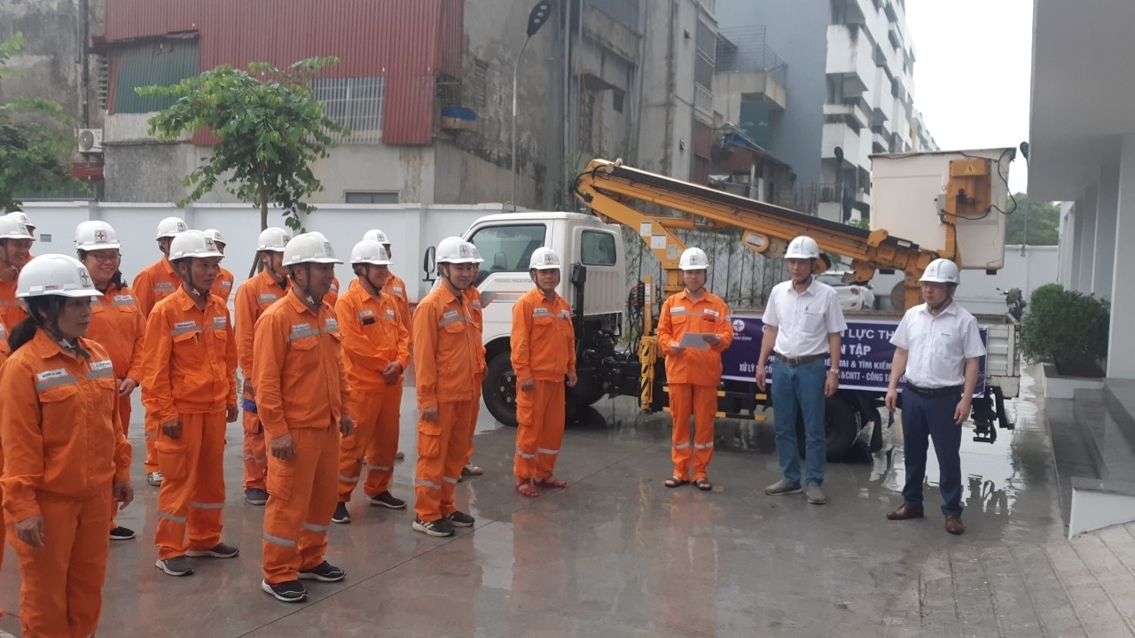 Lãnh đạo tại các đơn vị phổ biến nội dung công việc, nhận diện mối nguy và biện pháp an toàn trước khi thực hiện nhiệm vụ. Ảnh NPC