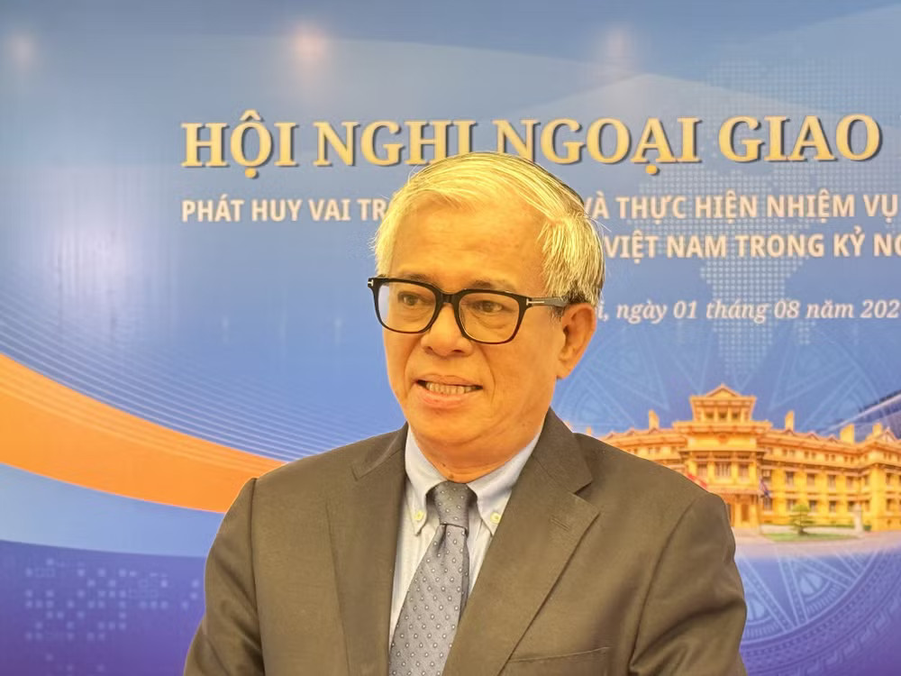 Former Deputy Minister of Foreign Affairs Ambassador Pham Quang Vinh talks to the press on the sidelines of the 33rd Diplomatic Conference and the 22nd National Conference on External Affairs. Photo: VNA vinh.jpg