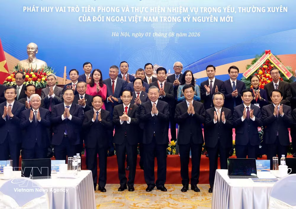 Party General Secretary and State President To Lam takes a group photo with diplomats attending the 33rd Diplomatic Conference in Hanoi on August 1, 2026. Photo: VNA vnanet-to-lam.jpg