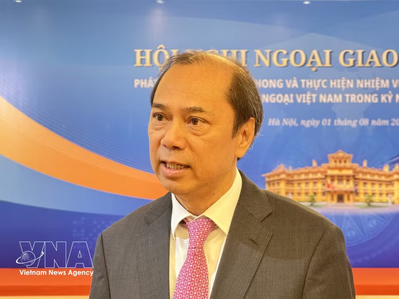 Vietnamese Ambassador to the US Nguyen Quoc Dung in an interview with the press on the sidelines of the 33rd Diplomatic Conference (Photo: VNA)