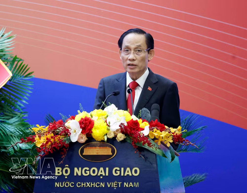 Politburo member and Minister of Foreign Affairs Le Hoai Trung delivers opening remarks at the 33rd Diplomatic Conference. (Photo: VNA) vnanet-lehoaitrung.jpg