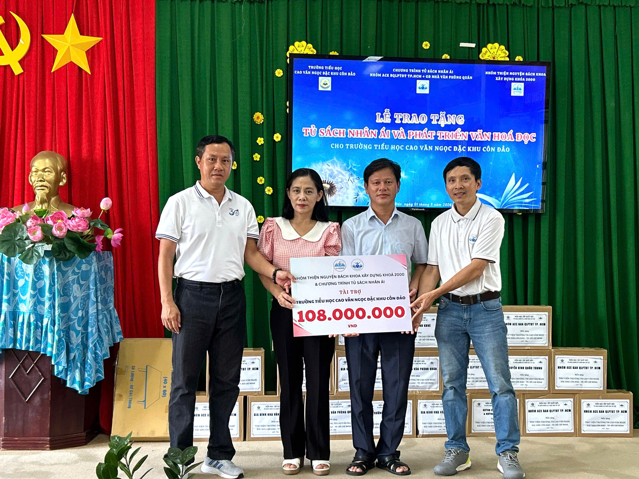 Trao tặng sách cho học sinh Côn Đảo1